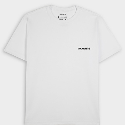 T-shirt branca com texto oceans preto no peito
