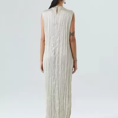 Vestido longo bege claro com textura pregueada e sem mangas visto de costas