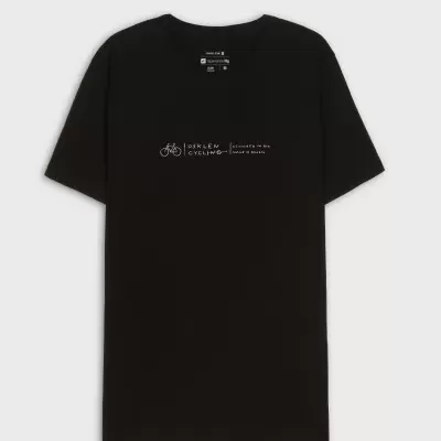 T-shirt preta com logotipo e texto branco no peito