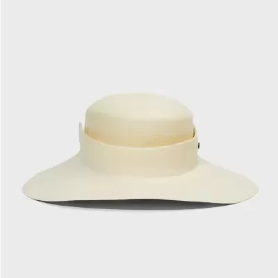 Chapéu feminino branco com abas largas e copa arredondada