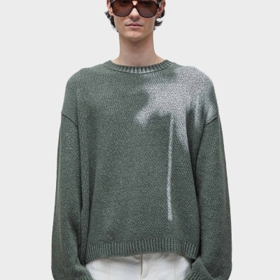 Camisola verde cinzento de malha com modelo e óculos escuros