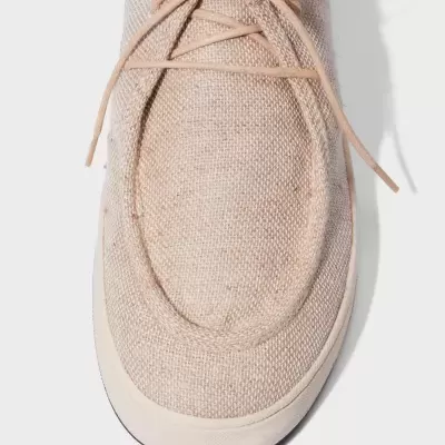 Tênis de tecido bege com atacadores na mesma cor e sola branca
