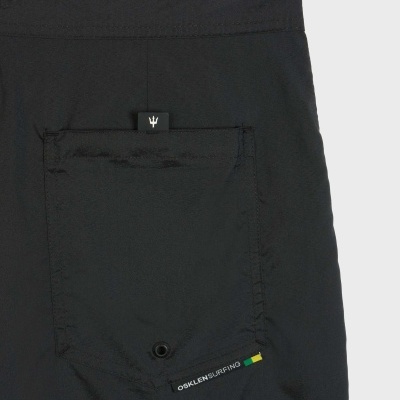 Peça de roupa preta com bolso quadrado e etiqueta OSKLENSURFING