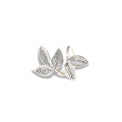 Anel prateado com folhas decorativas em fundo branco
