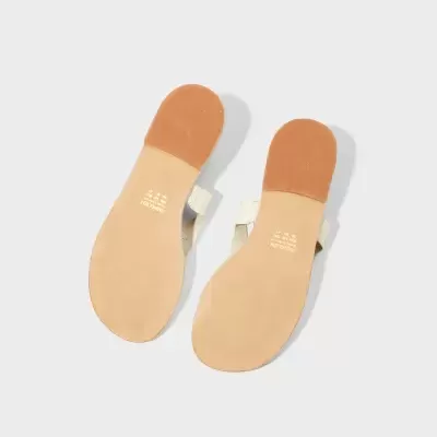 Sola de sandálias brancas com sola castanha clara e tamanho marcado