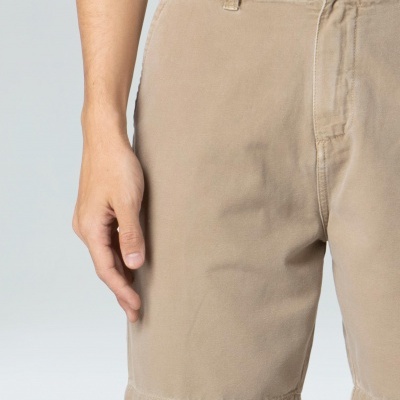 Calções beges de algodão lisos com botão metálico e bainha dobrada