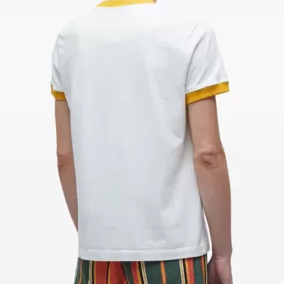 T-shirt branca com gola e punhos amarelos vista de trás