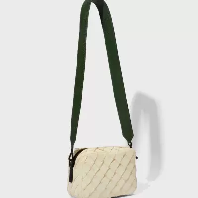 Mala de ombro bege matelassê com alça verde escura