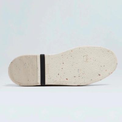 Sola de sapato branca com textura e riscas