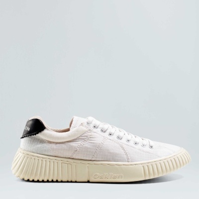 Ténis branco com sola bege e detalhes pretos