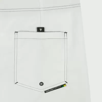 Calções de banho brancos com bolso traseiro costurado e etiqueta preta com texto