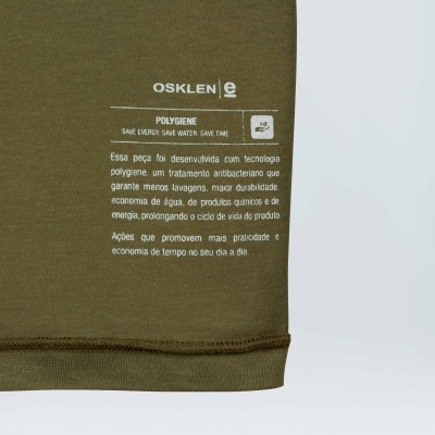 Peça de roupa verde-oliva com texto branco da marca OSKLEN sobre tecnologia polygiene