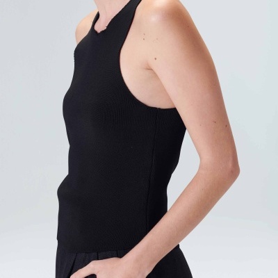 Camisola de alças preta em tecido ajustado com parte inferior preta