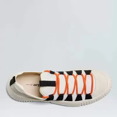 Ténis branco com atacadores laranja e detalhes em preto visto de cima