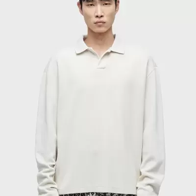 Camisola polo branca de manga comprida com calças estampadas