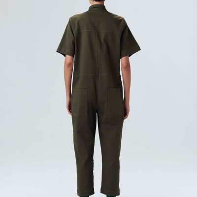 Macacão verde musgo com bolsos traseiros e botins pretos