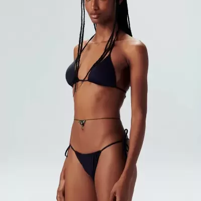 Mulher com biquíni preto de top triangular e tanga de tiras finas