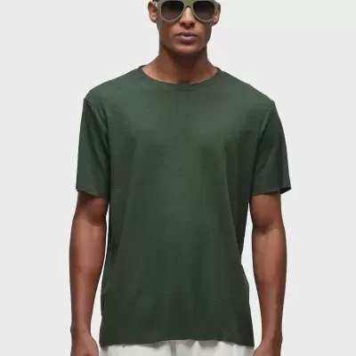 Homem com t-shirt verde escura e calças claras