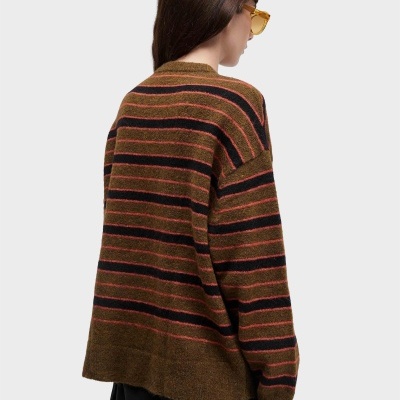 Pessoa de costas com camisola de malha castanha às riscas e óculos amarelos