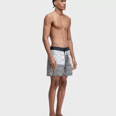 Calções de banho para homem com padrão preto e branco e cintura preta com cordão ajustável