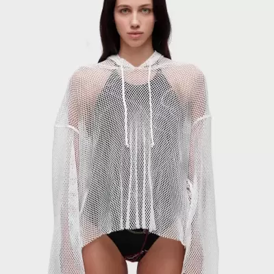 Mulher com blusão branco de malha aberta tipo rede com capuz