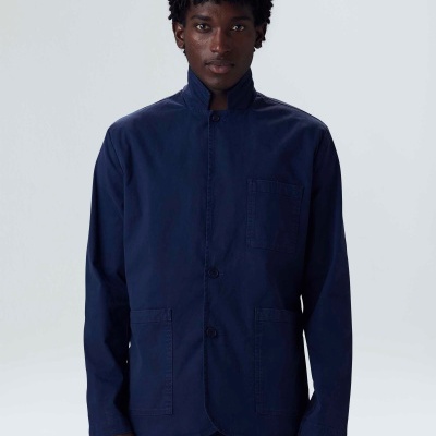 Casaco azul escuro de manga comprida com gola alta e bolsos