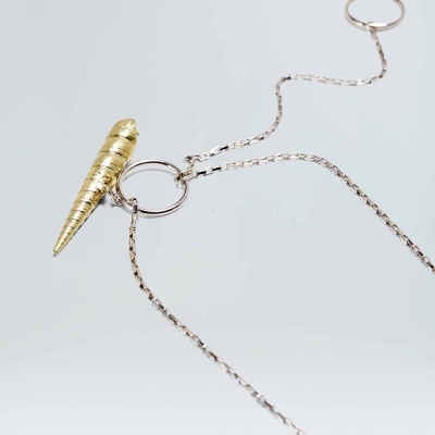 Colar com pendente dourado em forma de cone e corrente prateada