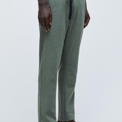 Calças verdes com cordão preto e sapatos castanhos escuros