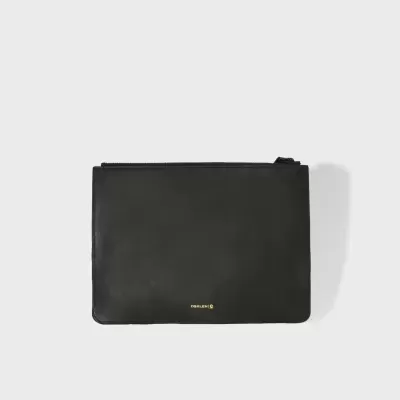 Mala preta de pele lisa com fecho zip e texto dourado