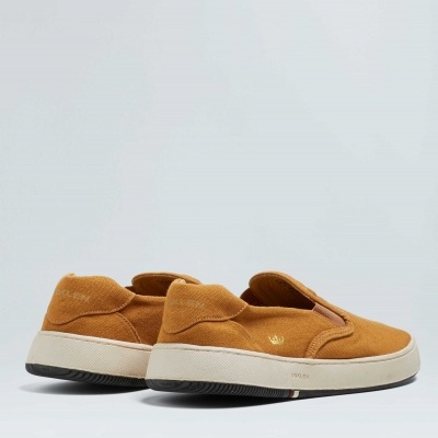 Ténis slip-on castanho alaranjado com sola branca e preta e coroa dourada