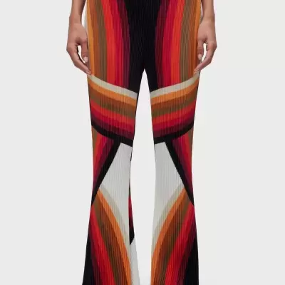 Calças com padrão geométrico colorido e textura canelada.