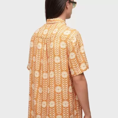 Camisa floral laranja e branca vista de costas