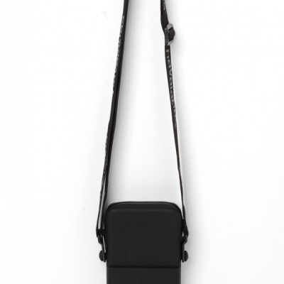 Bolsa preta pequena com alça ajustável pendurada