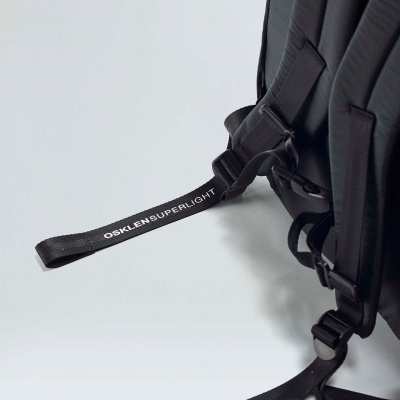 Mochila preta com tiras ajustáveis e texto OSKLEN SUPERLIGHT