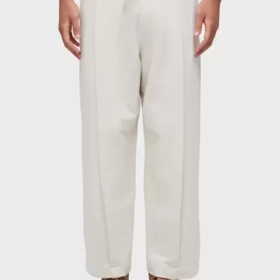 Calças brancas com cordão e sandálias castanhas