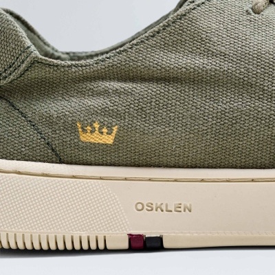 Ténis verde-oliva com sola bege e logótipo OSKLEN