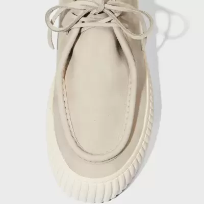 Sapato casual bege com atacadores e sola branca texturizada