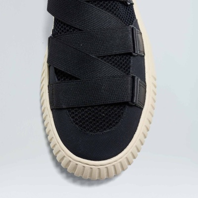 Tênis preto com tiras elásticas e sola branca