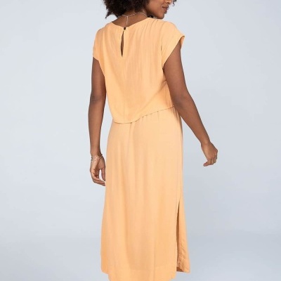 Vestido laranja claro midi em tecido fluido, visto pelas costas