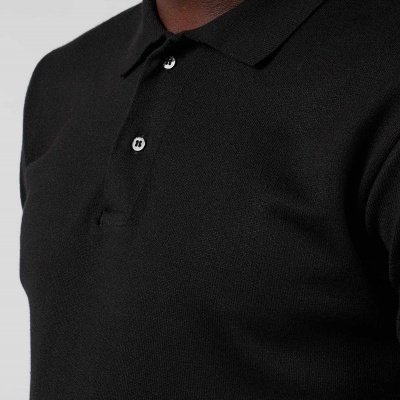 Polo preto de manga curta com botões brancos e gola clássica