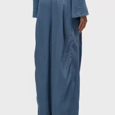 Calças largas azuis em tecido liso com bainha irregular e sandálias de salto médio em corda