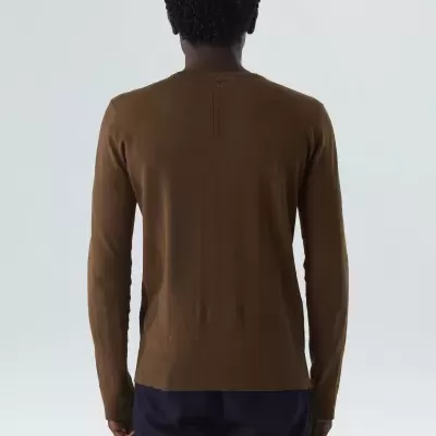 Camisola de malha castanha vista de costas com calças pretas e fundo branco