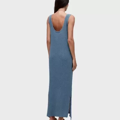 Vestido comprido azul claro com decote nas costas e sandálias com salto