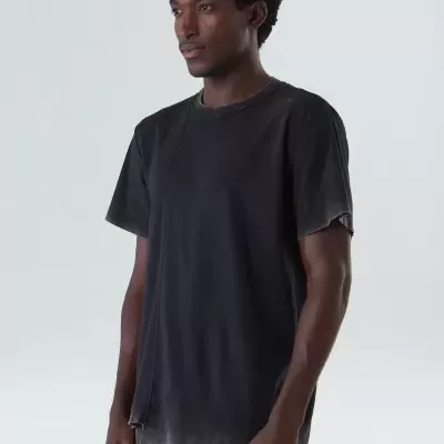 Camiseta preta de manga curta em modelo masculino de pé