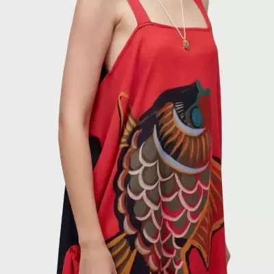 Vestido vermelho com estampa grande de peixe colorido e alças largas