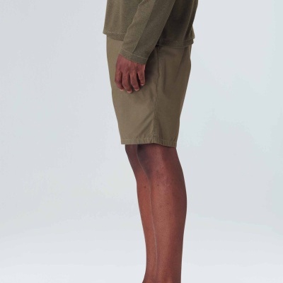 Visual lateral de homem vestido com shorts cáqui, camisola de manga comprida cáqui e sapatos slip-on cáqui