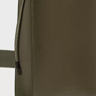 Mala verde-oliva em pele ou pele sintética com gravação e fecho de cordão lateral