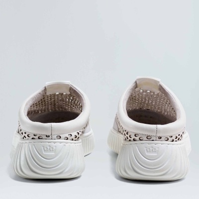 Par de sapatos desportivos brancos com sola espessa e detalhes perfurados visto de trás