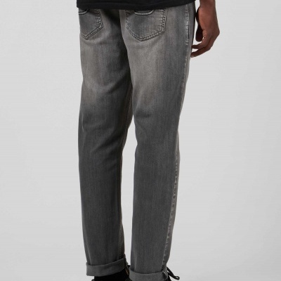 Calças de ganga cinza com bainha virada vistas de costas