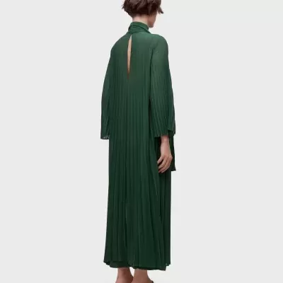 Vestido longo verde escuro plissado com gola alta e abertura nas costas.